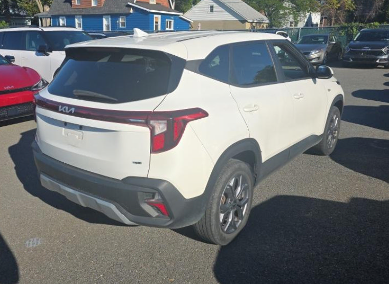 Used 2024 Kia Seltos LX AWD/4WD image 5