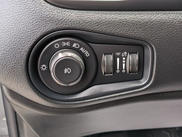 Used 2021 Jeep Renegade Latitude w/ Convenience Group AWD/4WD image 14