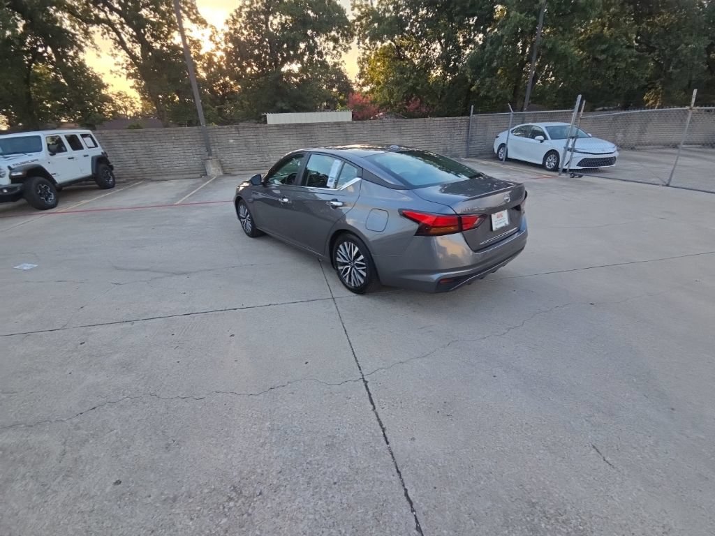 Used 2025 Nissan Altima 2.5 SV FWD image 8