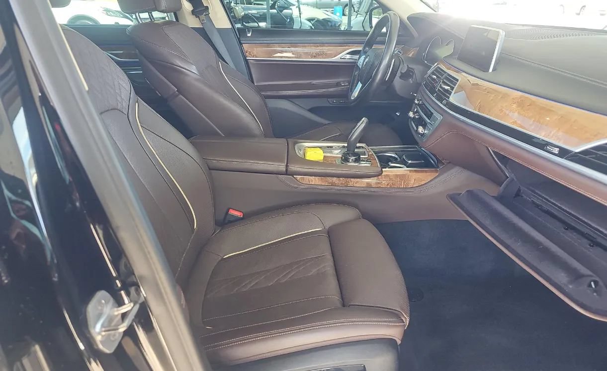 Used 2019 BMW 750i xDrive w/ Luxury Rear Seating Package AWD/4WD image 9