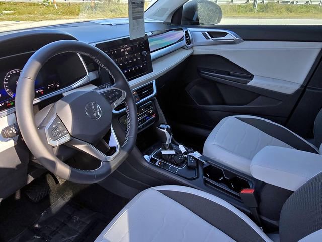 New 2025 Volkswagen Taos SE image 28