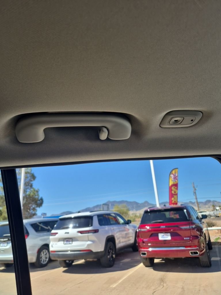 Used 2023 Jeep Grand Cherokee Laredo X image 51