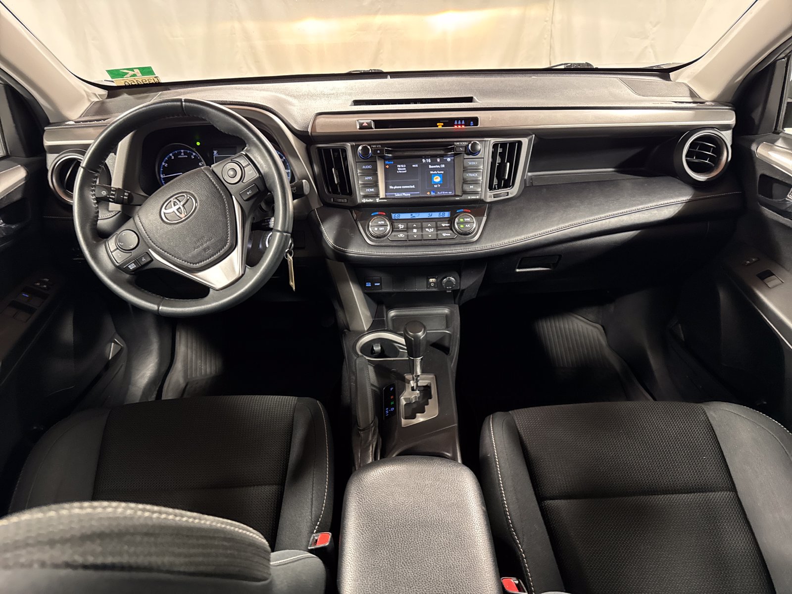 Used 2017 Toyota RAV4 XLE AWD/4WD image 4