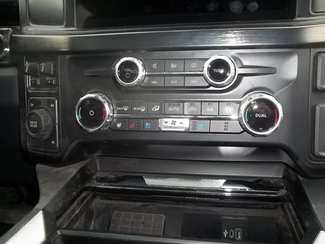 Used 2024 Ford F350 Lariat w/ FX4 Off-Road Package AWD/4WD image 9