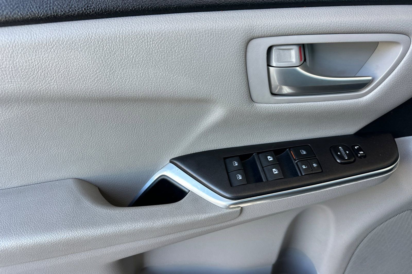 Used 2016 Toyota Camry SE image 11