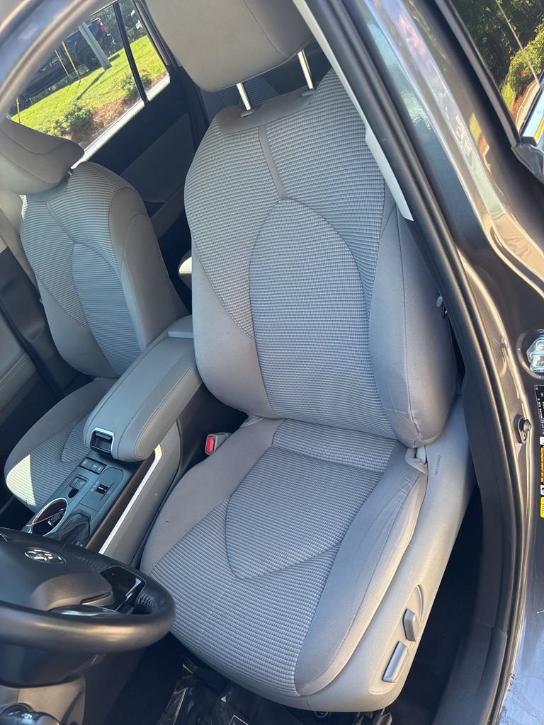 Used 2021 Toyota Highlander LE FWD image 26