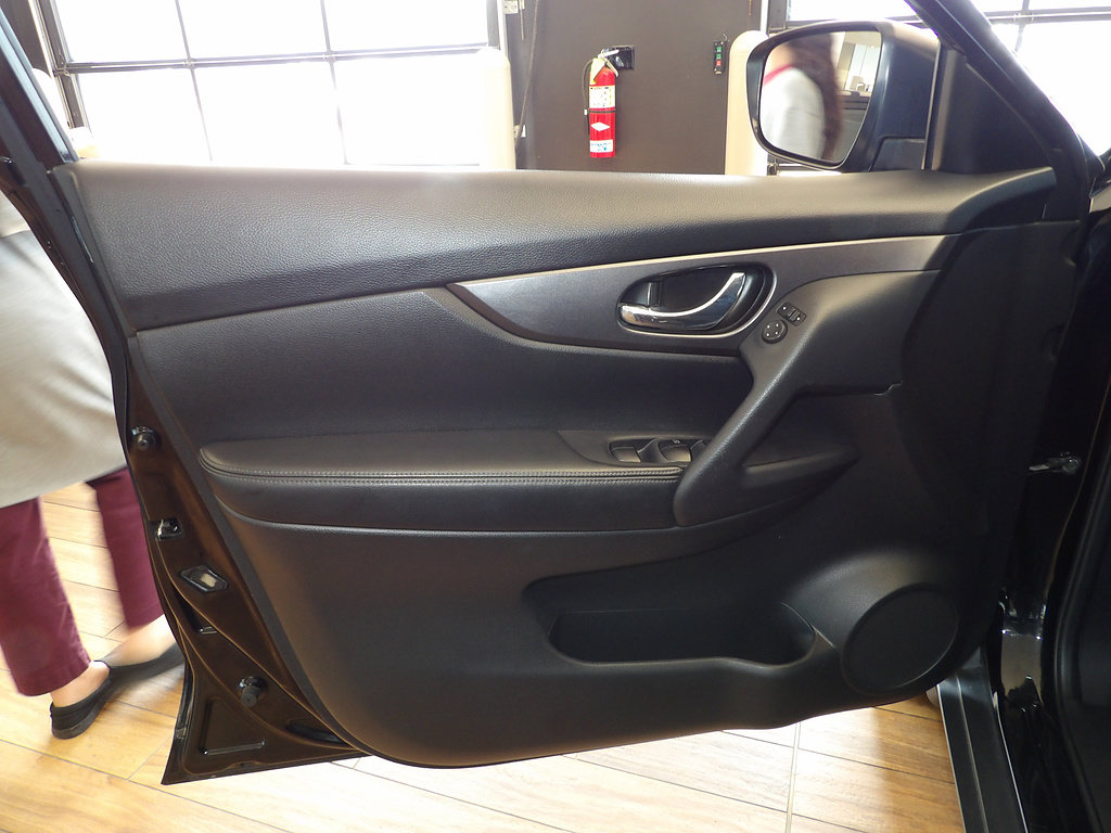 Used 2016 Nissan Rogue S FWD image 23