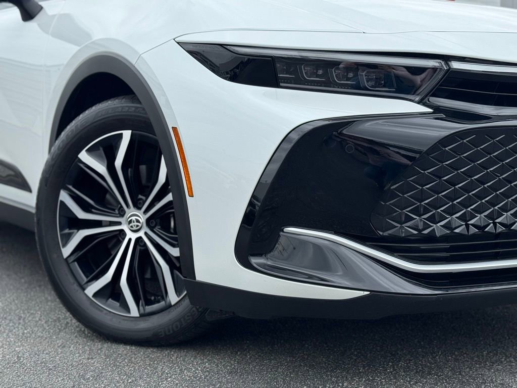 Used 2023 Toyota Crown Limited image 3