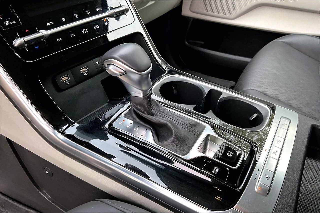 Used 2024 Kia Carnival EX image 31