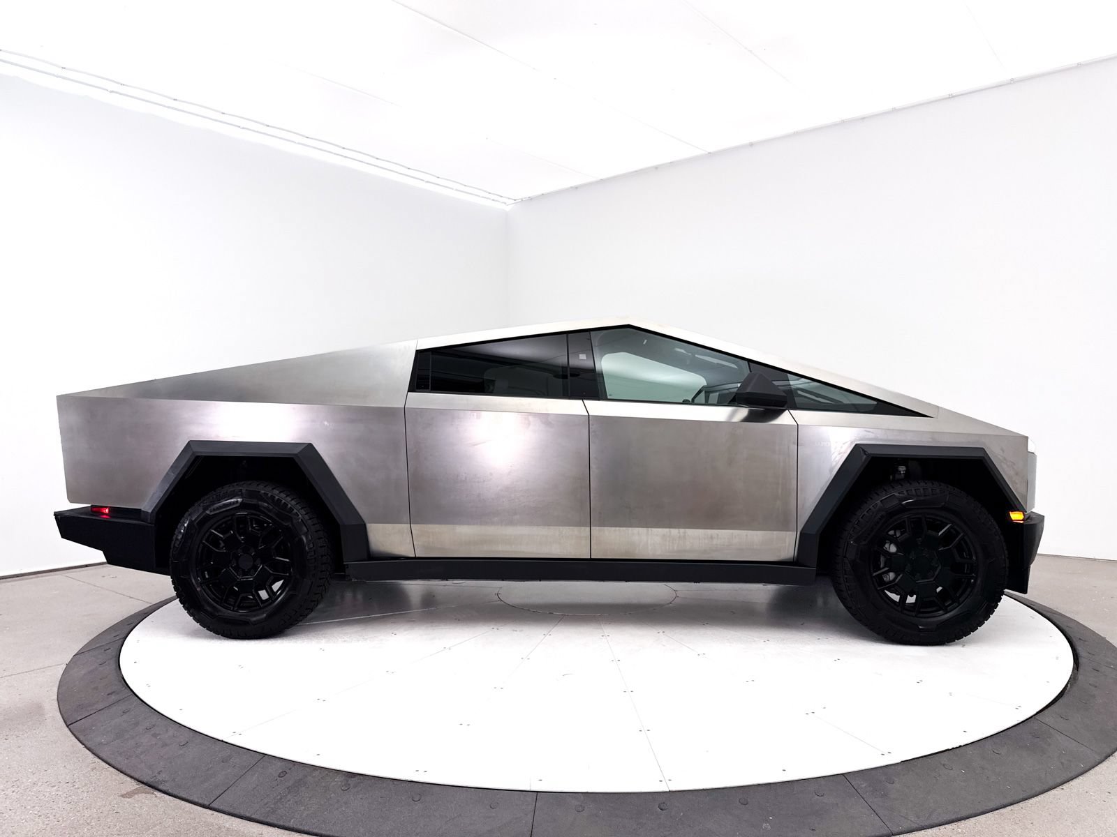 Used 2024 Tesla Cybertruck AWD Crew Cab image 43