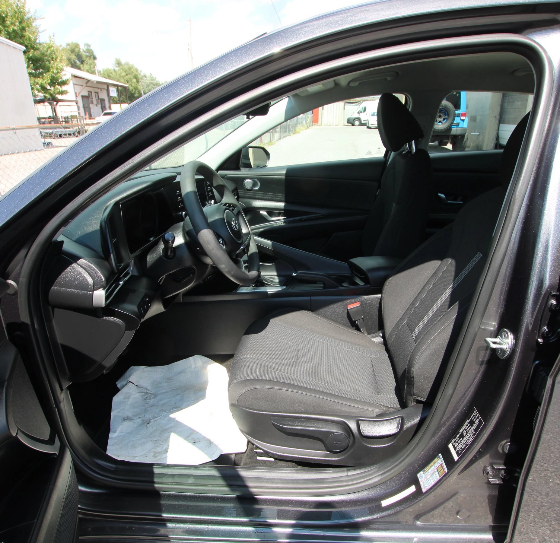 Used 2022 Hyundai Elantra SE FWD image 9