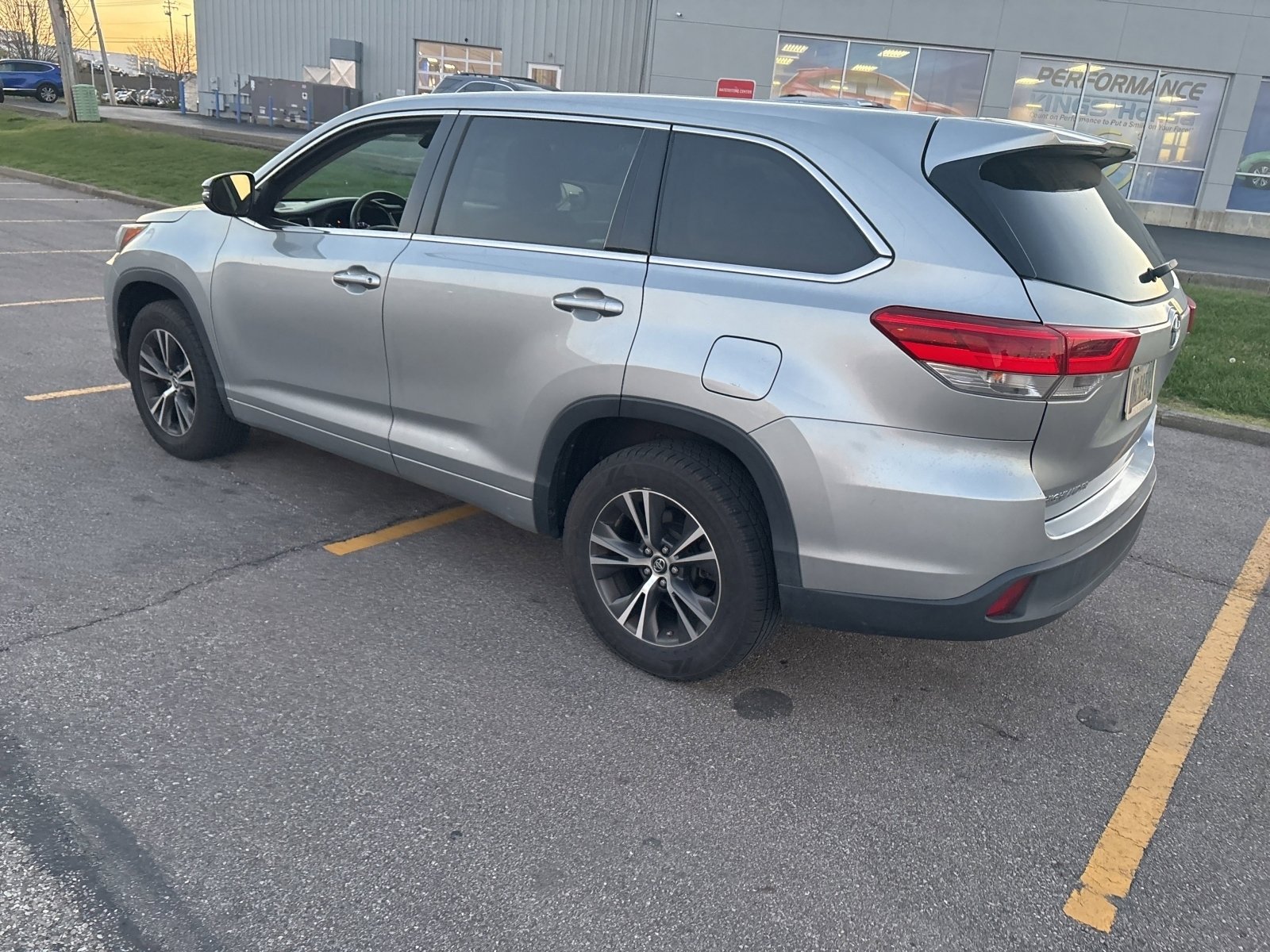 Used 2017 Toyota Highlander LE FWD image 4