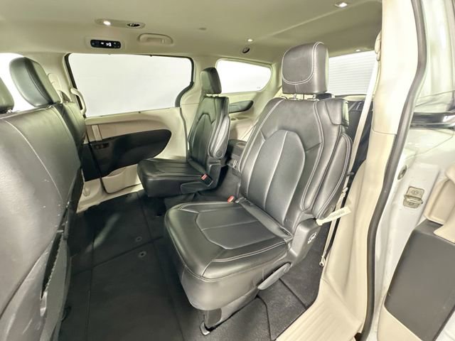 Used 2024 Chrysler Pacifica Touring-L image 4