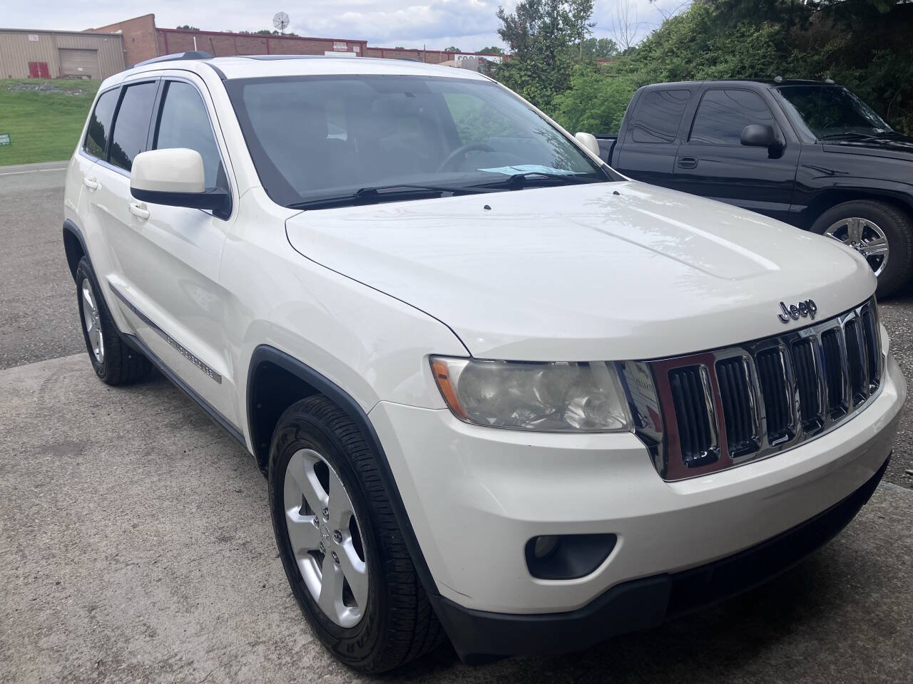 Used 2012 Jeep Grand Cherokee Laredo AWD/4WD image 3