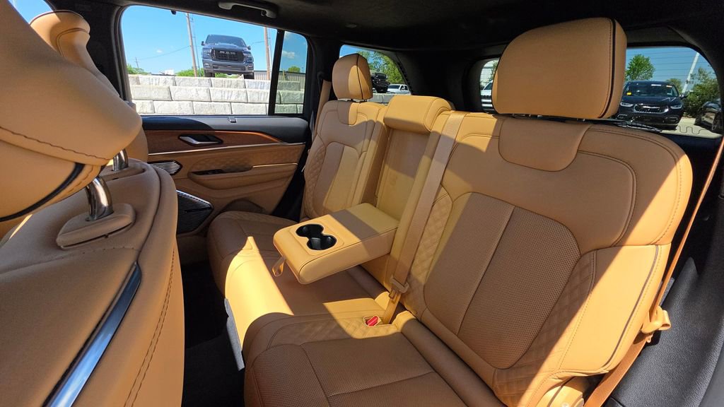 Used 2023 Jeep Grand Cherokee Summit AWD/4WD image 18