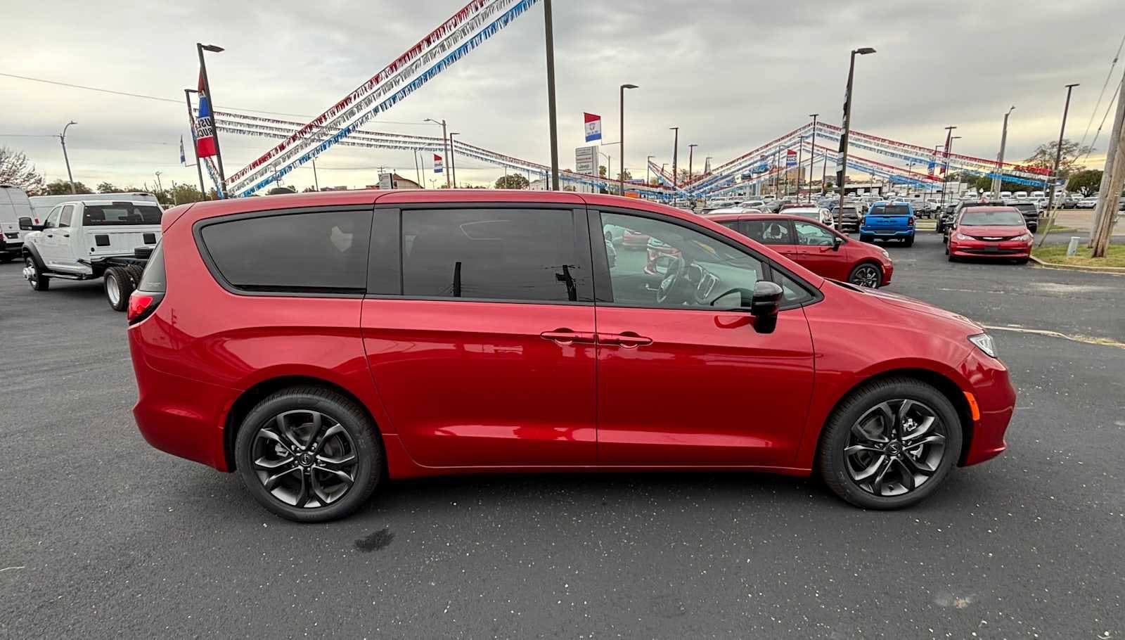 New 2026 Chrysler Pacifica Select