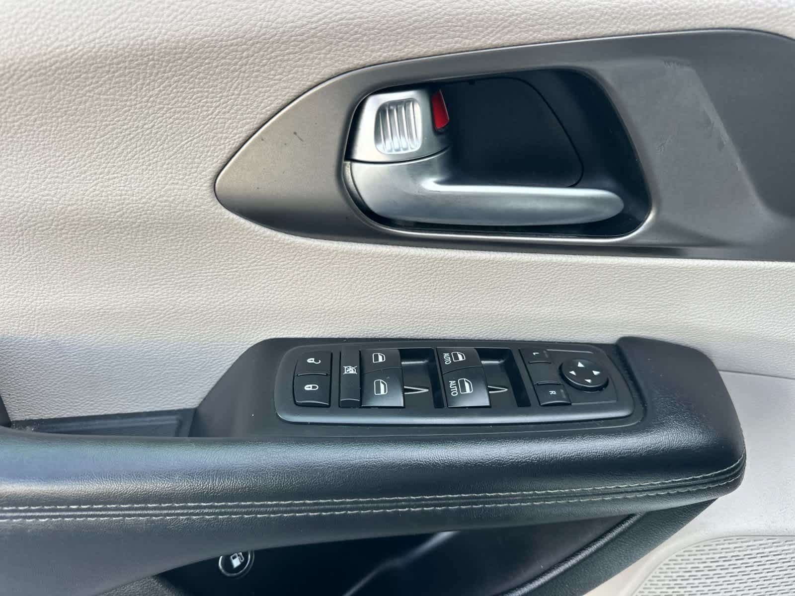 Used 2018 Chrysler Pacifica Limited w/ Advanced Safetytec Group FWD image 13