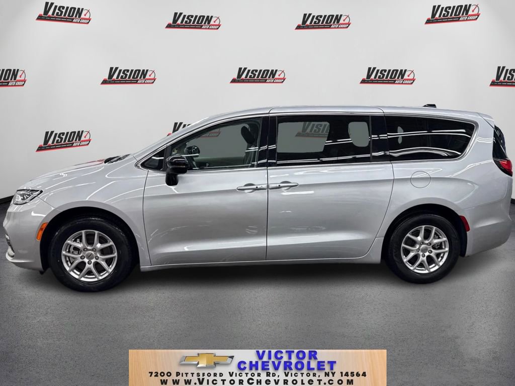 Used 2024 Chrysler Pacifica Touring-L image 8