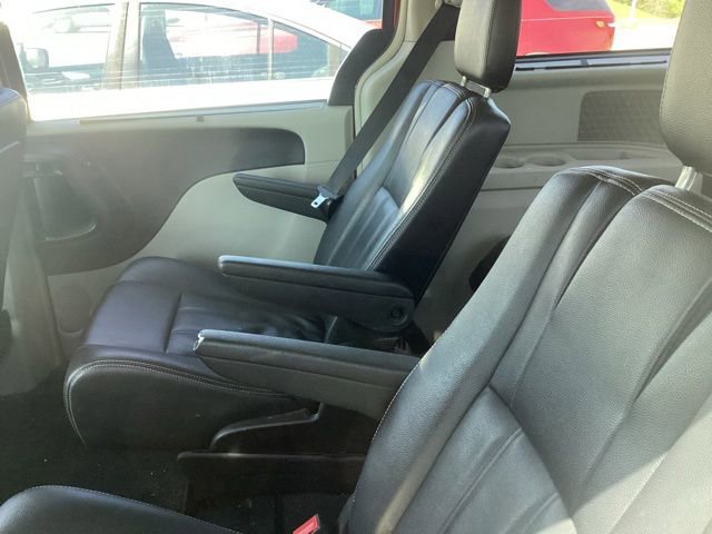 Used 2016 Chrysler Town & Country Touring FWD image 13