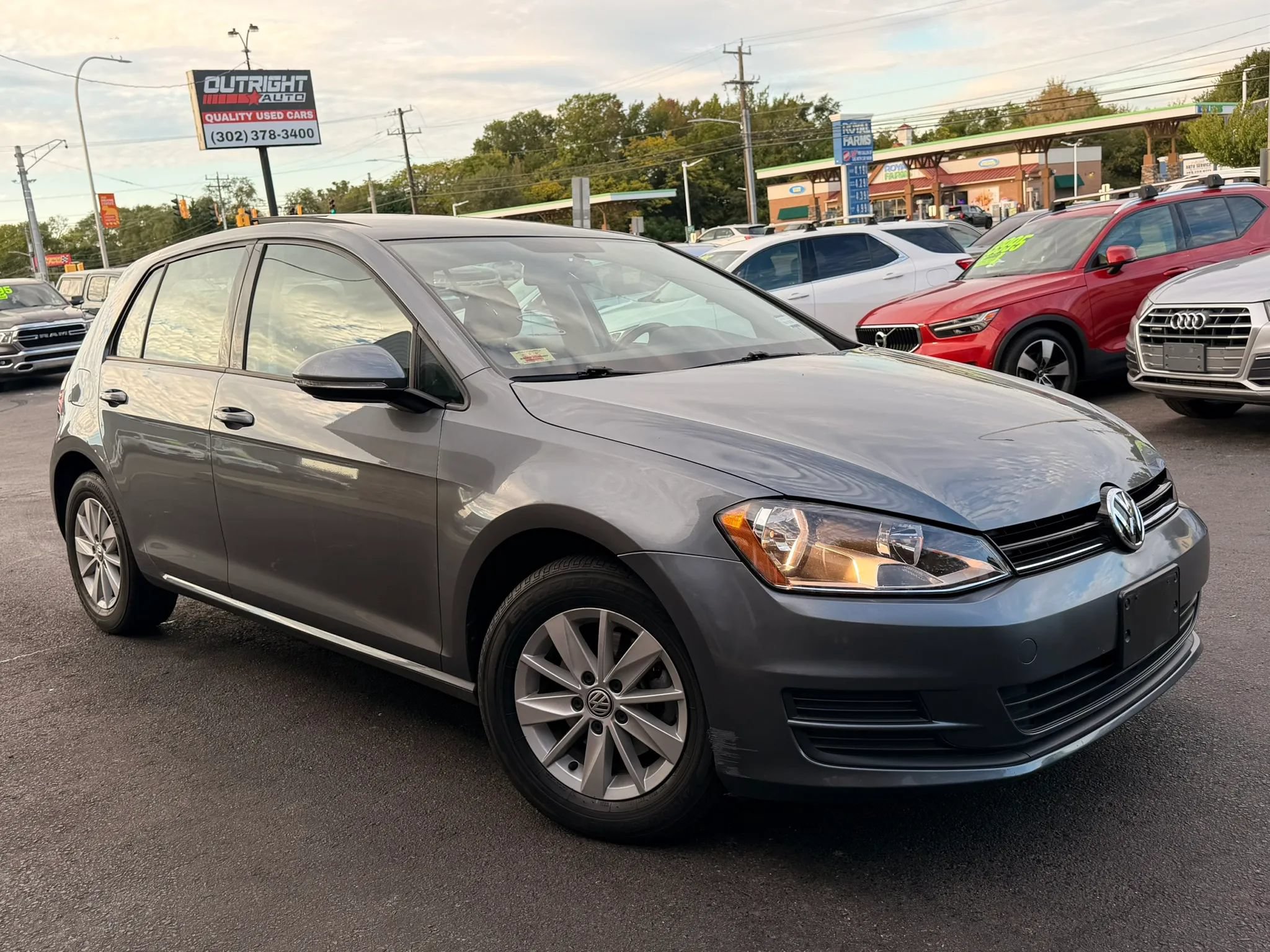 Used 2016 Volkswagen Golf S FWD image 2