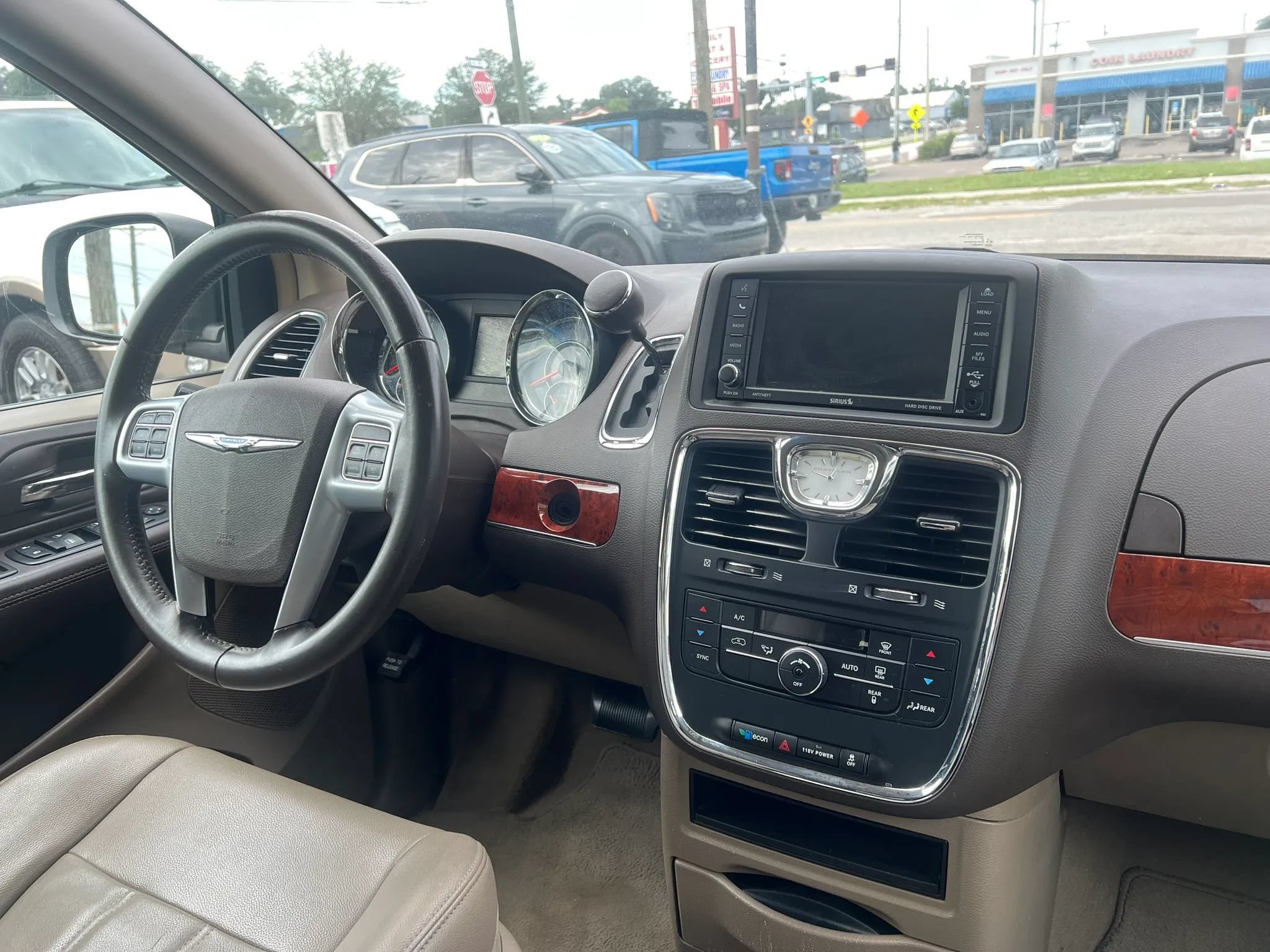 Used 2013 Chrysler Town & Country Touring FWD image 13