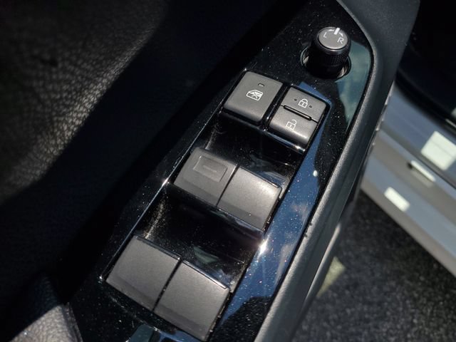 Used 2022 Toyota Prius LE FWD image 20