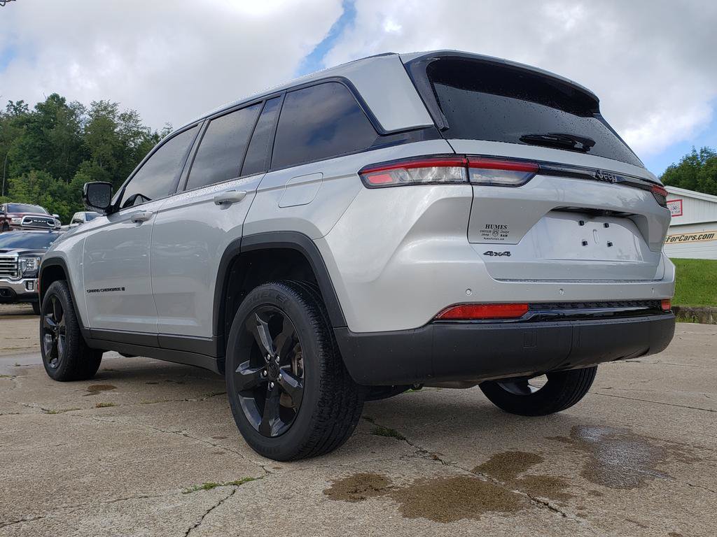 Used 2023 Jeep Grand Cherokee Altitude AWD/4WD image 5