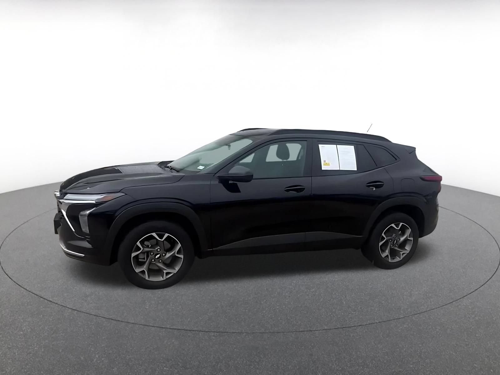Used 2025 Chevrolet Trax LT FWD image 8