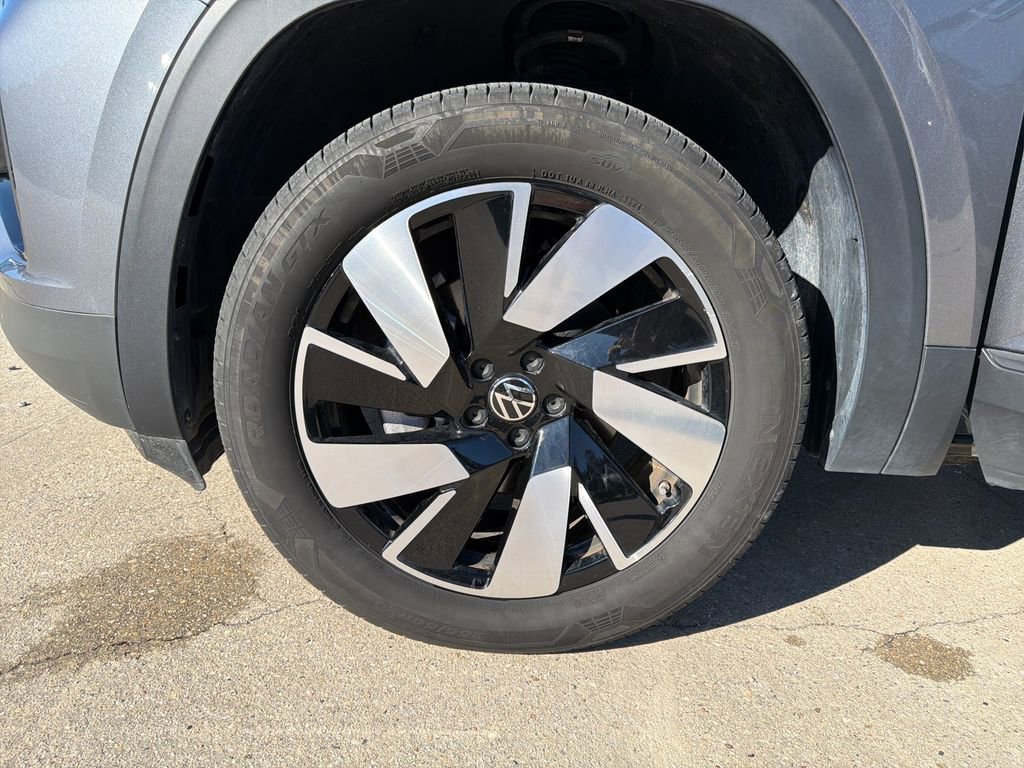 Used 2025 Volkswagen Atlas Cross Sport SE image 28