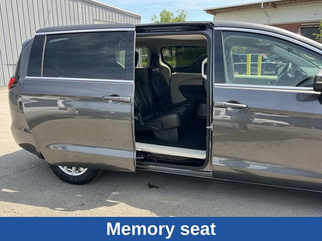 Used 2023 Chrysler Pacifica Touring-L FWD image 26