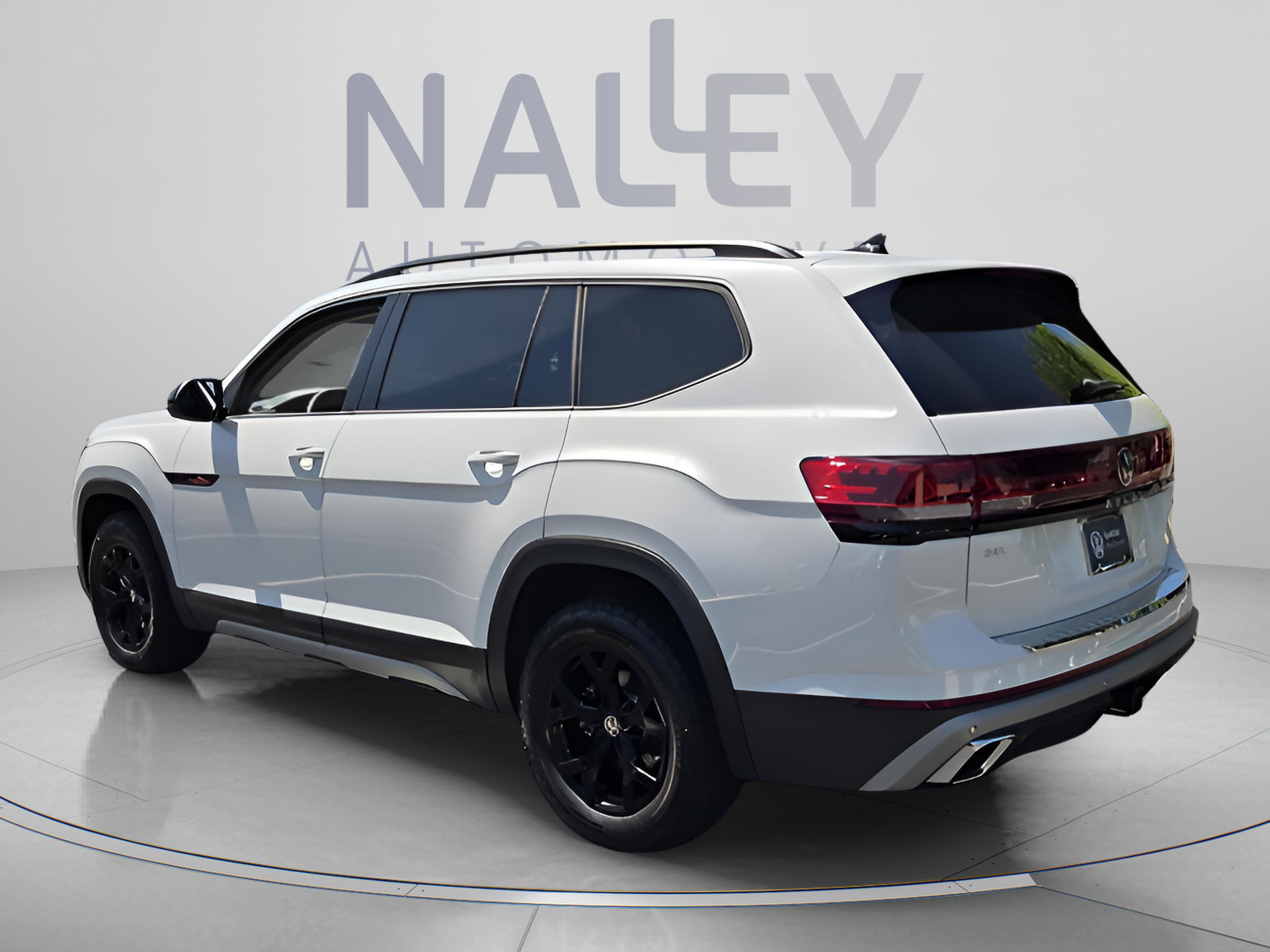 Used 2024 Volkswagen Atlas Peak Edition SEL image 3