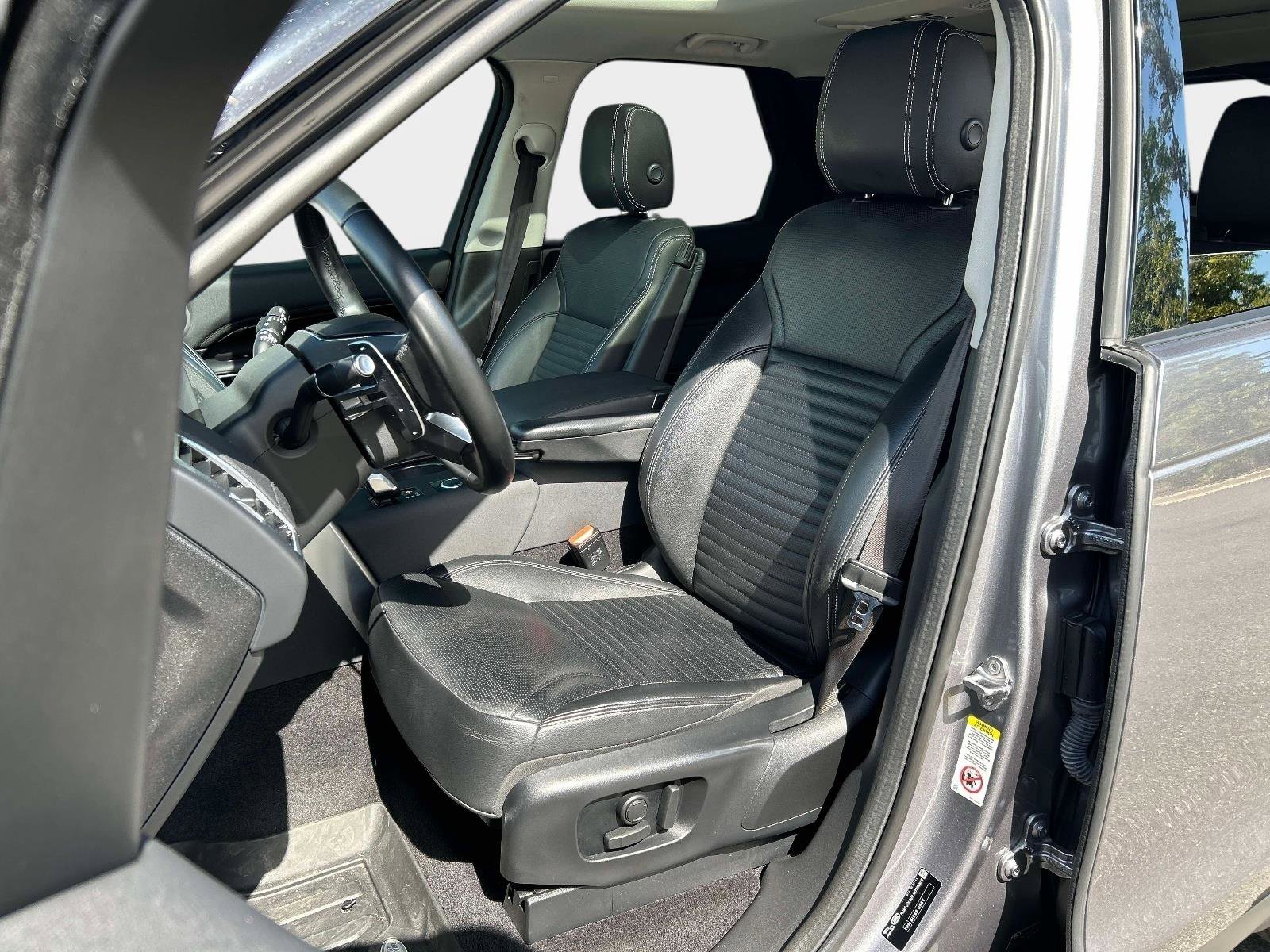 Used 2023 Land Rover Discovery S image 12