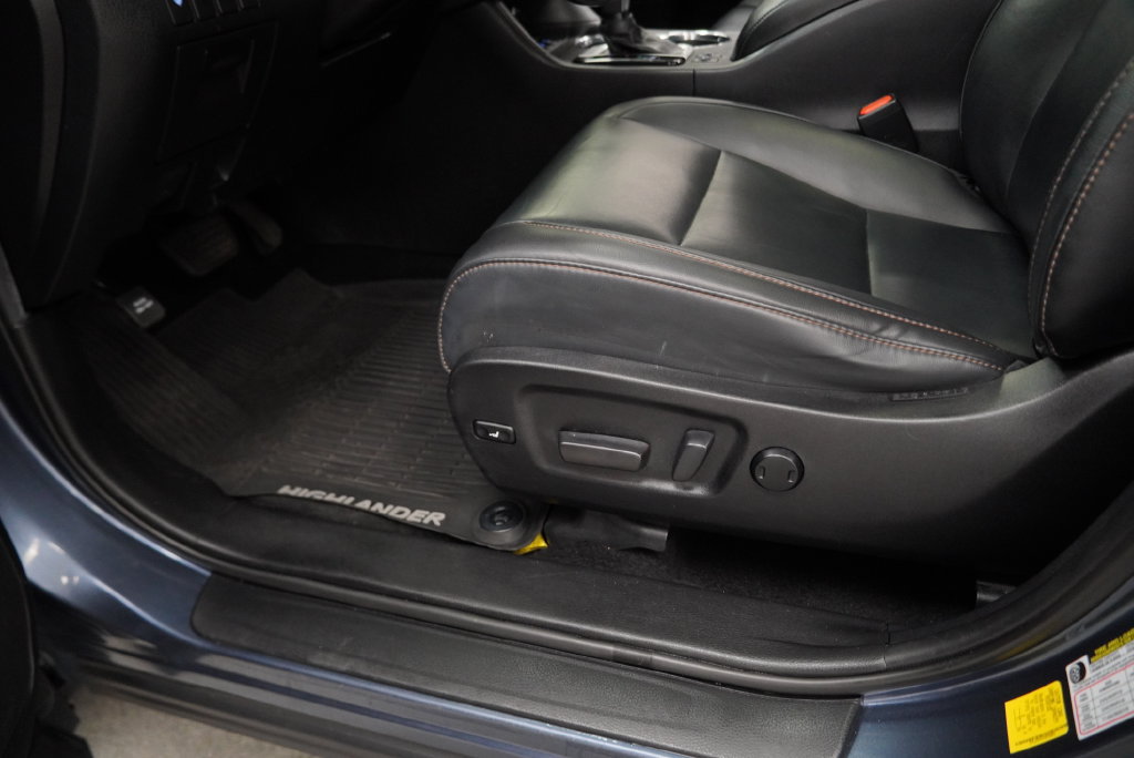 Used 2019 Toyota Highlander XLE AWD/4WD image 35