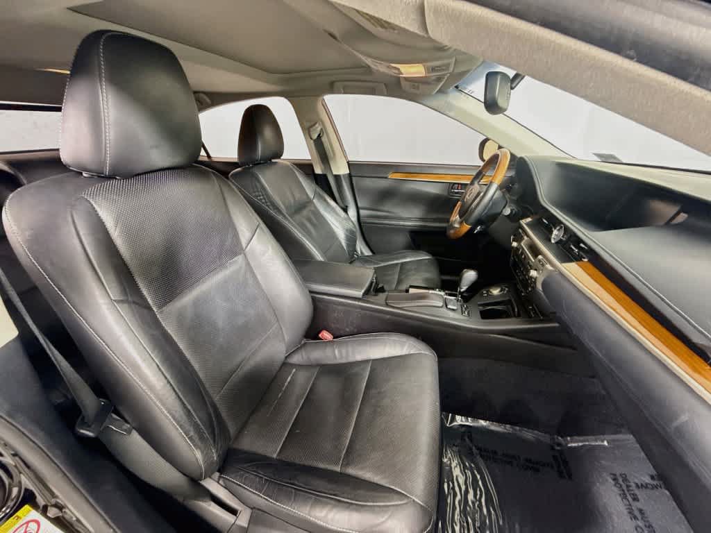 Used 2015 Lexus ES 300h w/ Navigation System Package FWD image 28