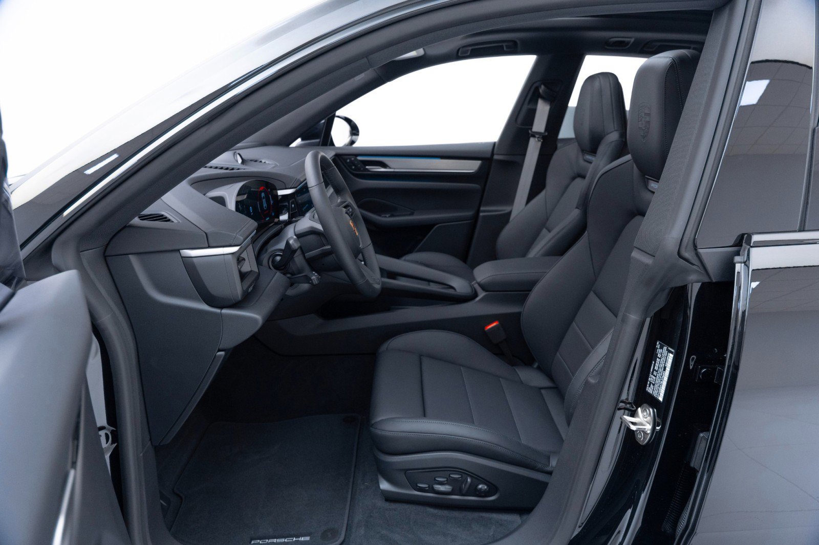 Certified 2025 Porsche Macan Electric image 17