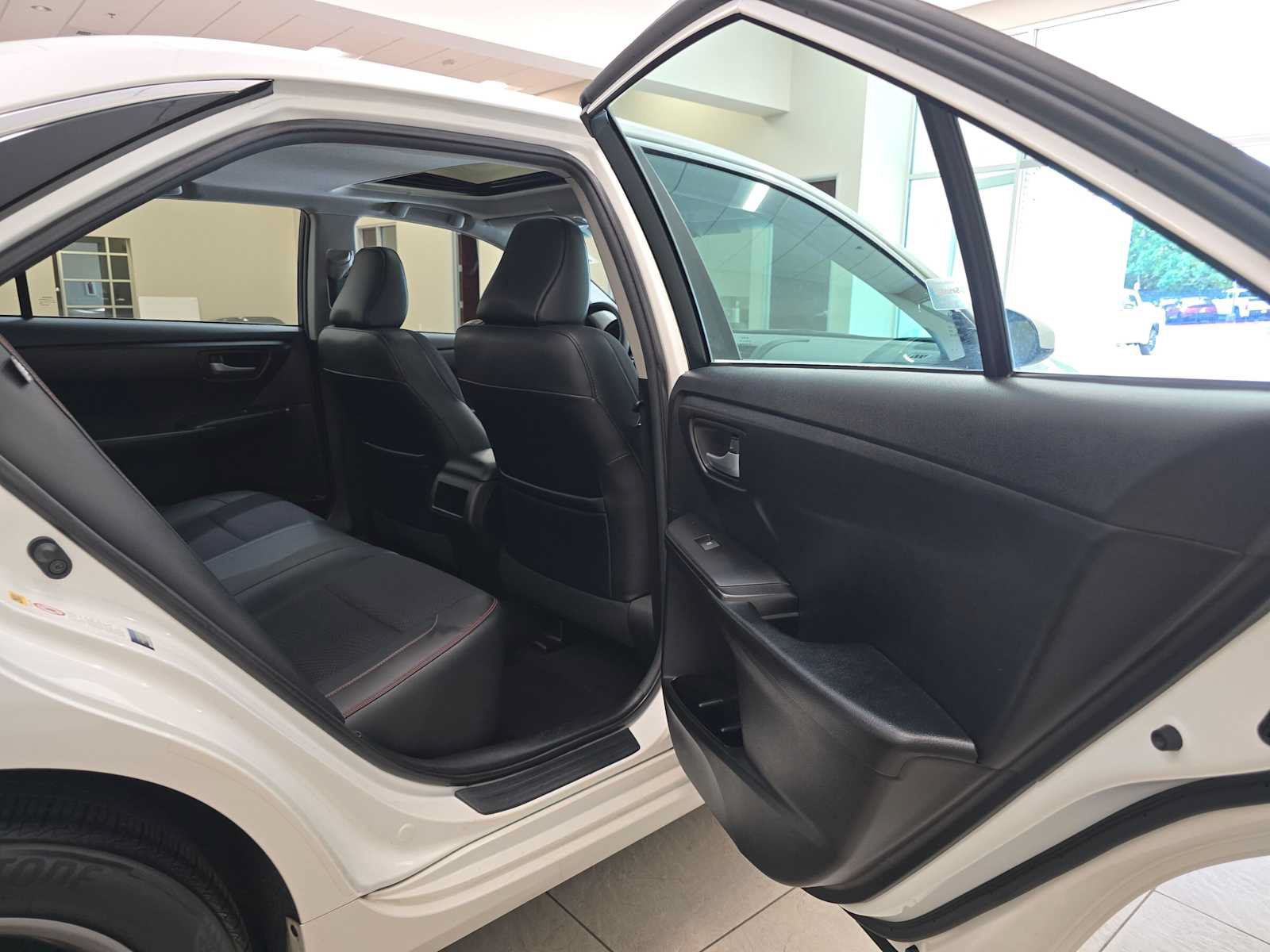Used 2016 Toyota Camry SE w/ Moonroof Package FWD image 24