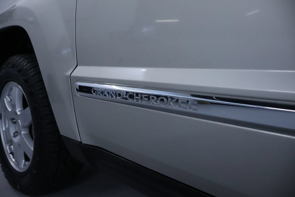 Used 2010 Jeep Grand Cherokee Laredo w/ Popular Equipment Group AWD/4WD image 10