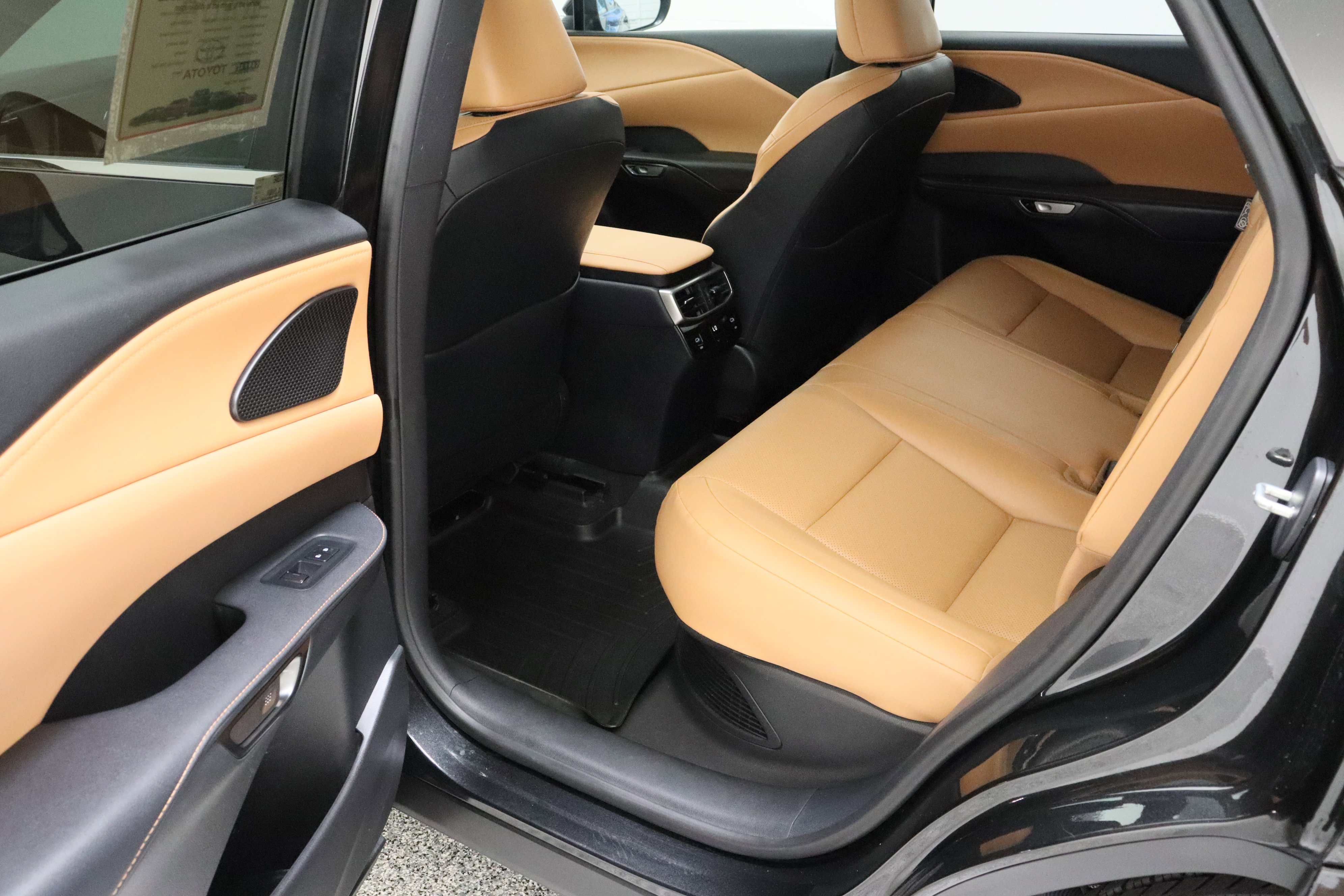 Used 2024 Lexus RX 350h w/ Convenience Package image 28