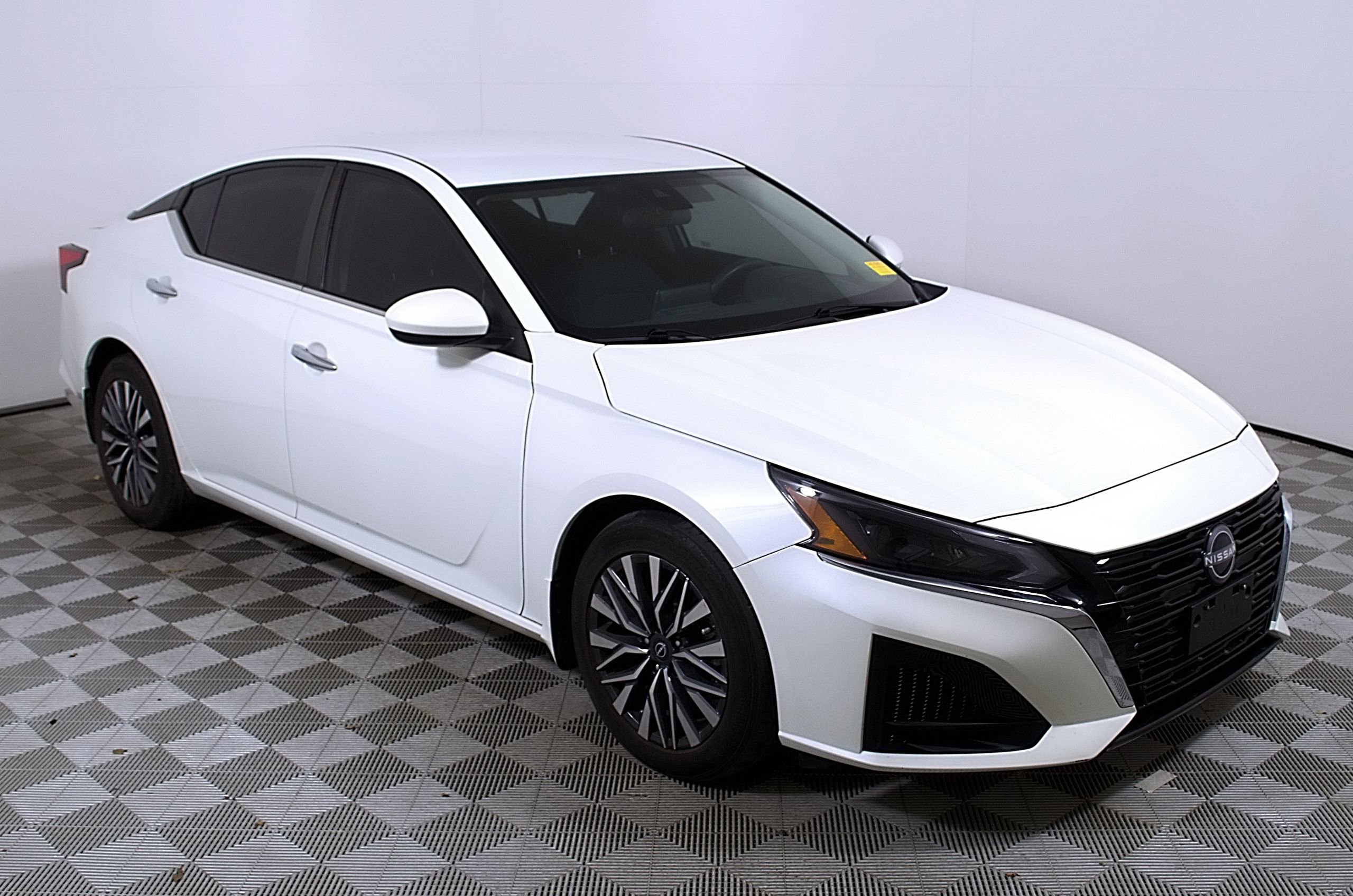 Used 2023 Nissan Altima 2.5 SV FWD image 6