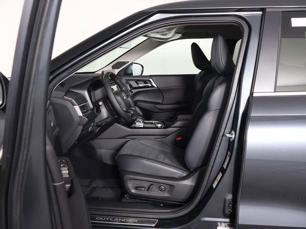 New 2025 Mitsubishi Outlander SE image 33