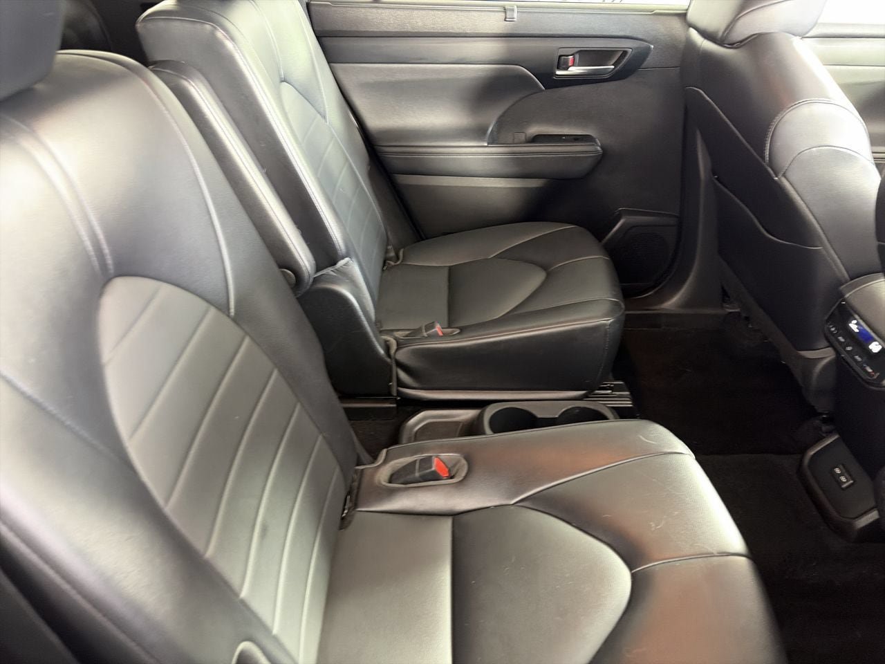 Used 2022 Toyota Highlander XLE FWD image 24