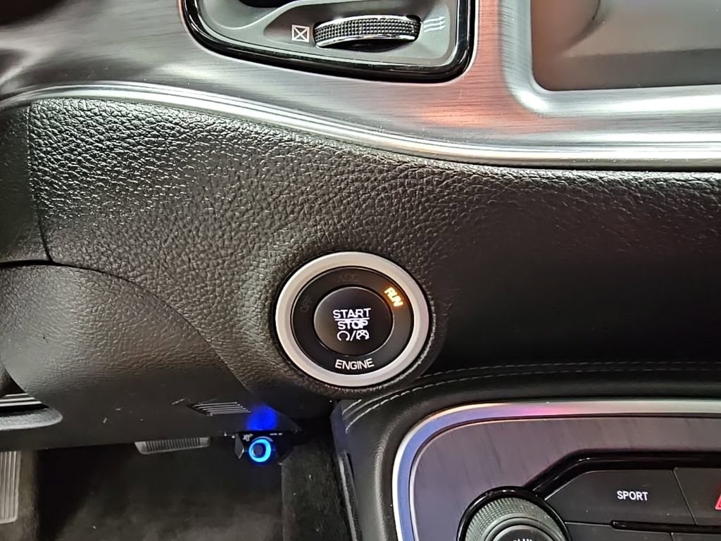 Used 2015 Dodge Challenger SXT image 21