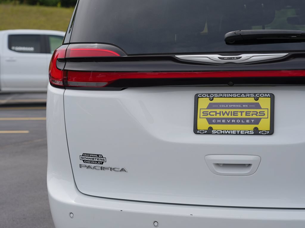 Used 2025 Chrysler Pacifica Select FWD image 10