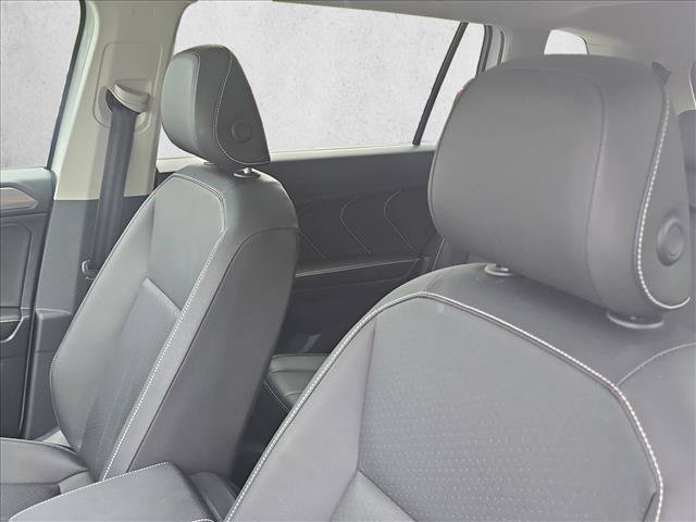 Used 2023 Volkswagen Tiguan SE w/ Panoramic Sunroof Package FWD image 16