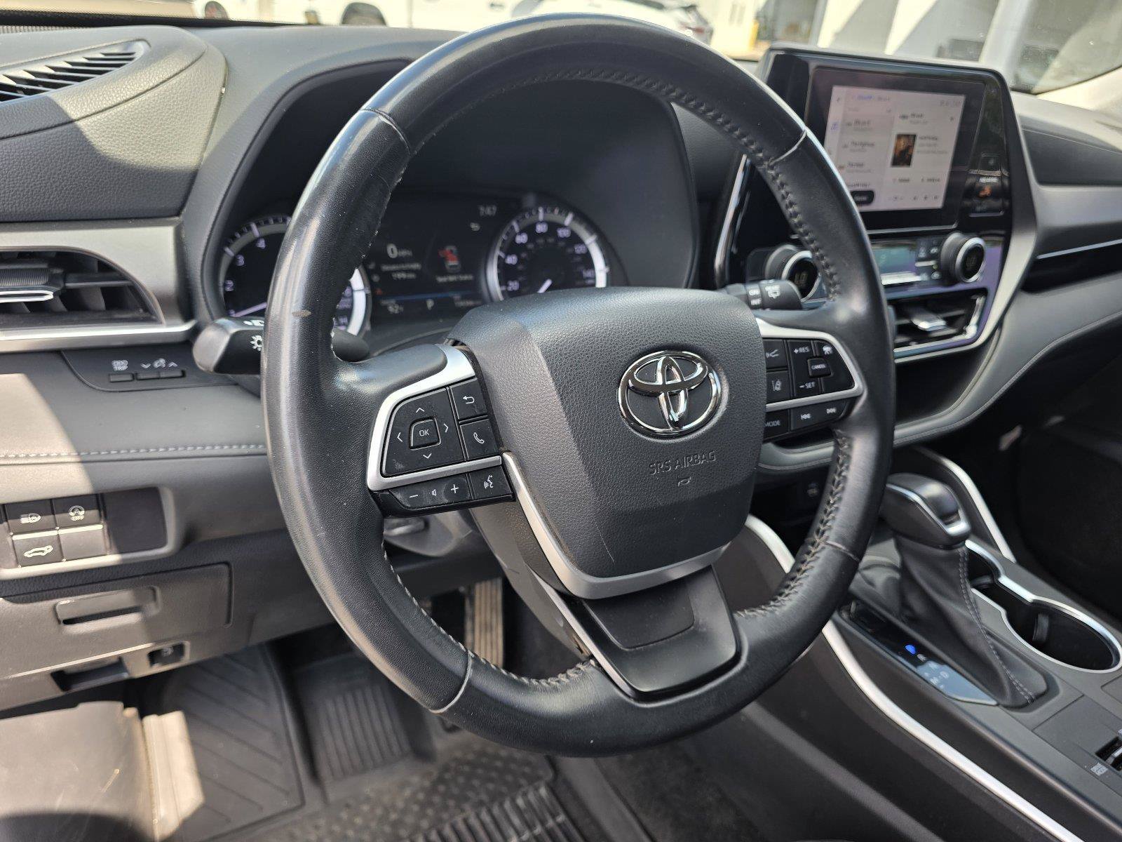 Used 2023 Toyota Highlander LE FWD image 10