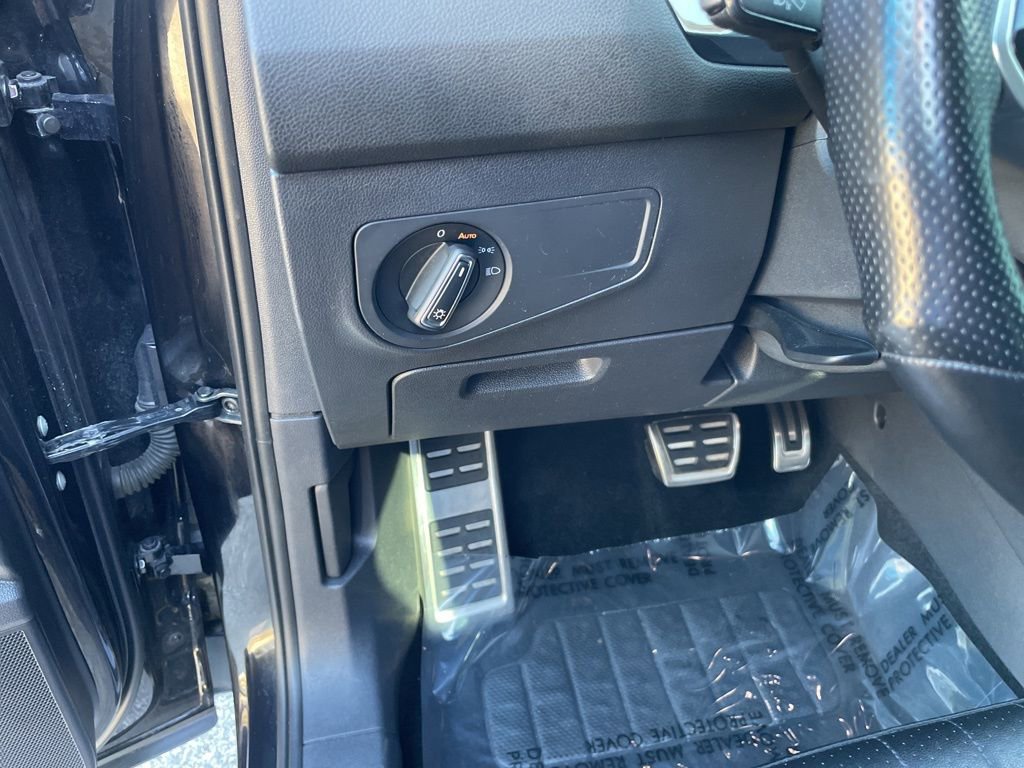 Used 2022 Volkswagen Tiguan SE R-Line image 9