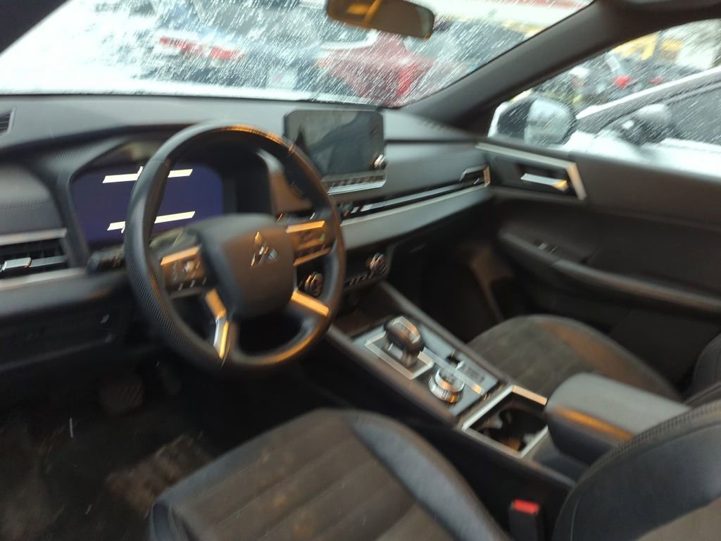 Used 2023 Mitsubishi Outlander SE image 7