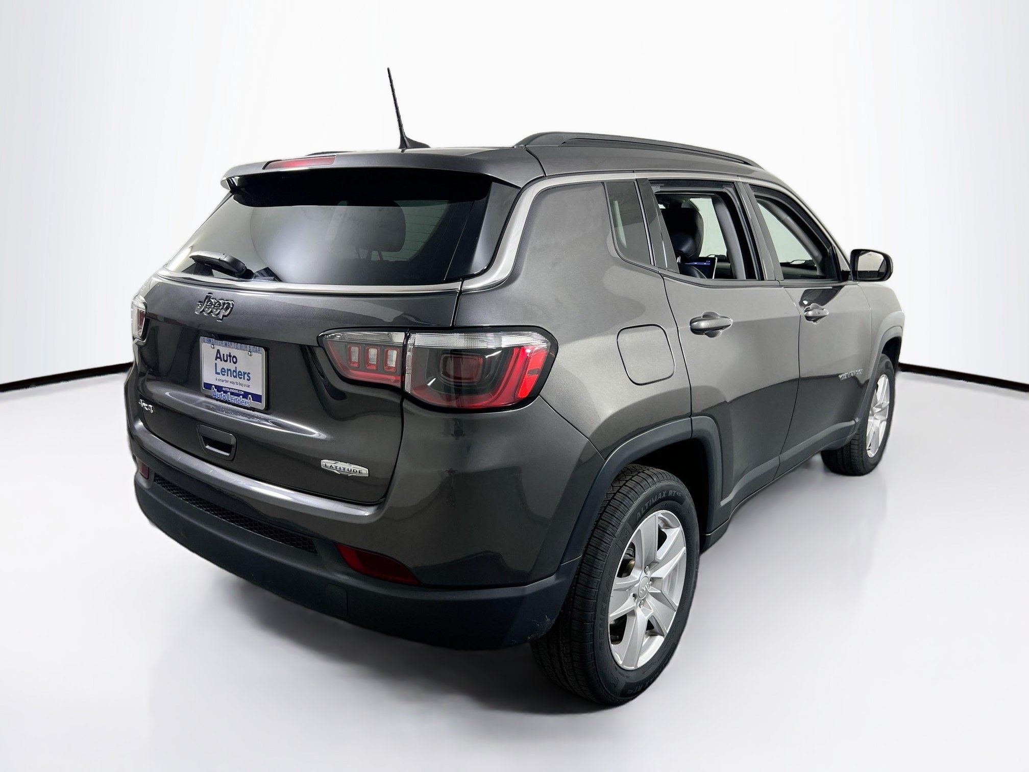 Used 2022 Jeep Compass Latitude w/ Sun and Sound Group AWD/4WD image 5