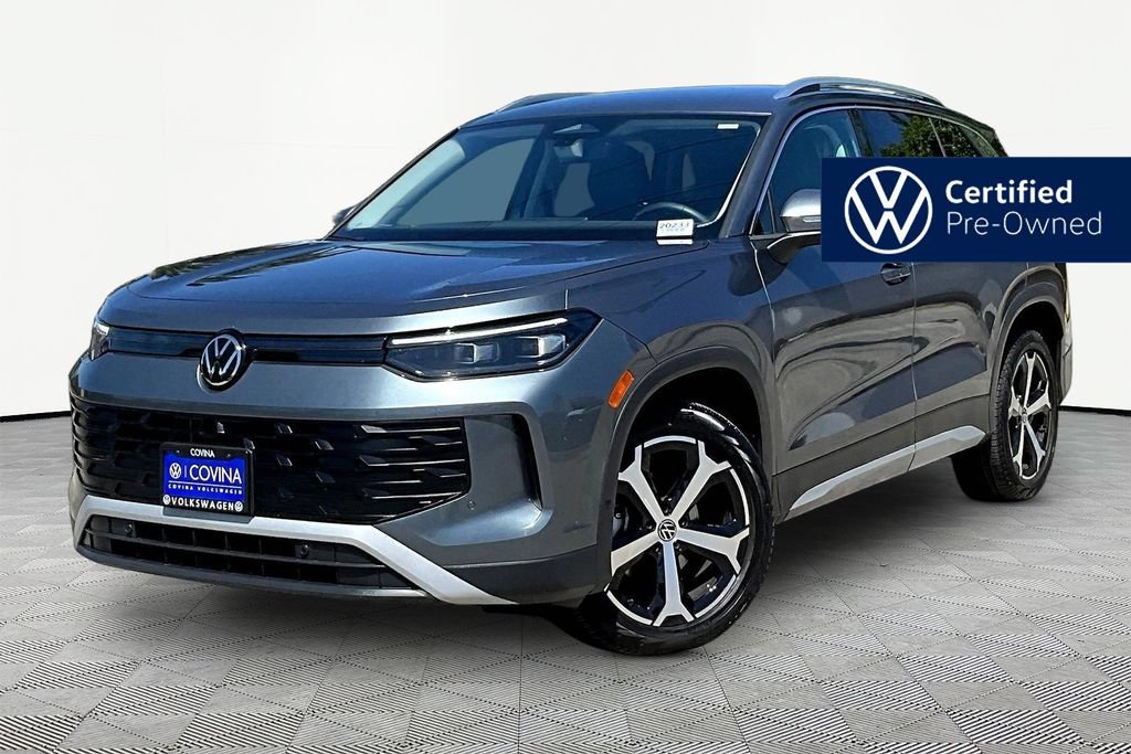 Used 2025 Volkswagen Tiguan SE FWD image 3