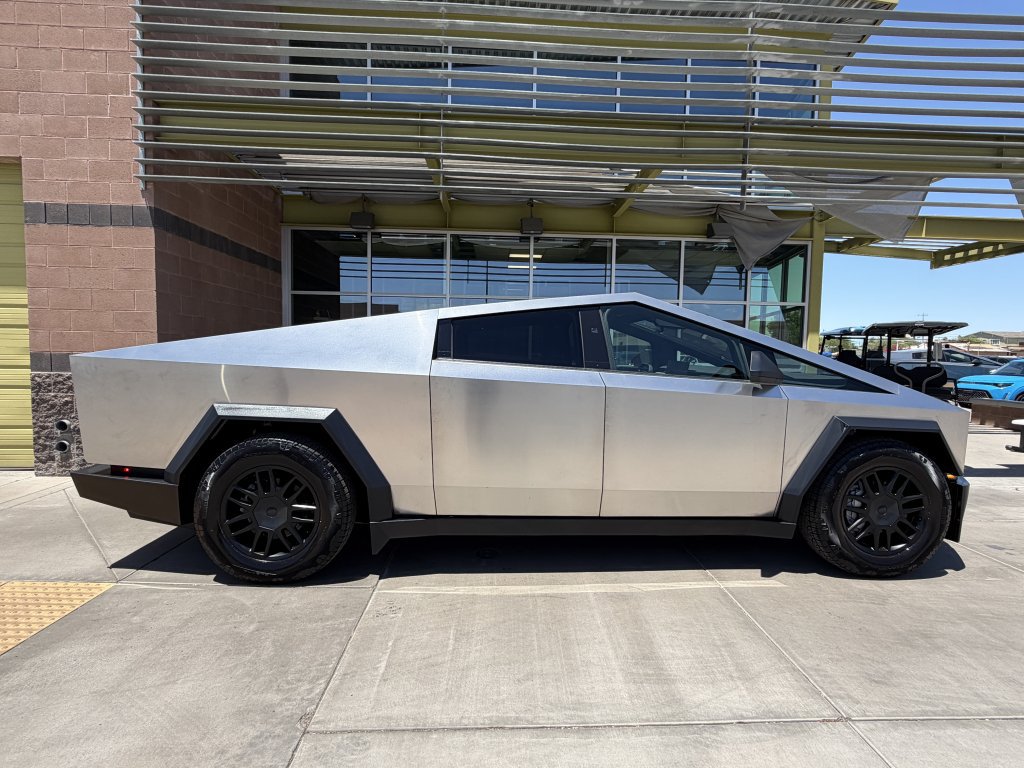 Used 2024 Tesla Cybertruck AWD Crew Cab image 9